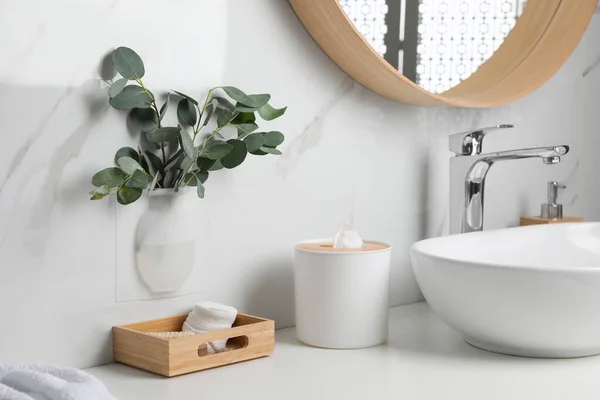 Silikonvase Mit Eukalyptuszweigen Weißer Marmorwand Über Arbeitsplatte Stilvollen Badezimmer — Stockfoto