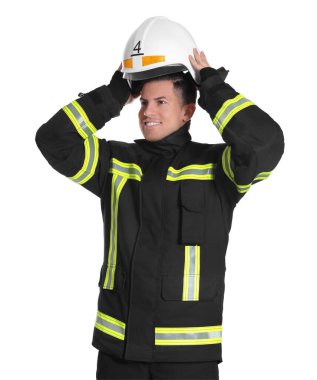 Beyaz arka planda kask takan üniformalı itfaiyeci portresi.
