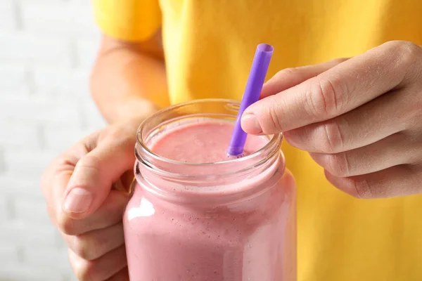 Γυναίκα Mason Βάζο Νόστιμο Smoothie Closeup — Φωτογραφία Αρχείου