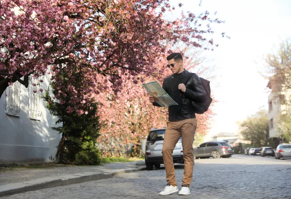 Ευτυχισμένος Αρσενικό Τουρίστας Χάρτη Στην Οδό Της Πόλης — Φωτογραφία Αρχείου