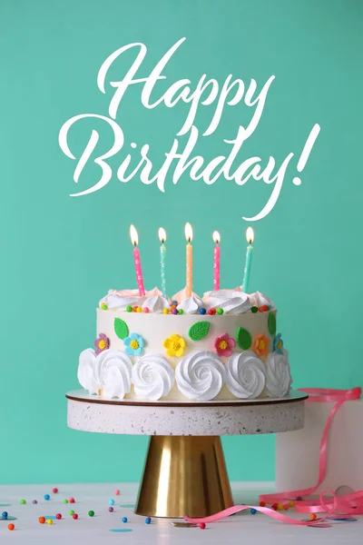 Gelukkige Verjaardag Heerlijke Taart Feestdecor Witte Houten Tafel Tegen Turquoise — Stockfoto