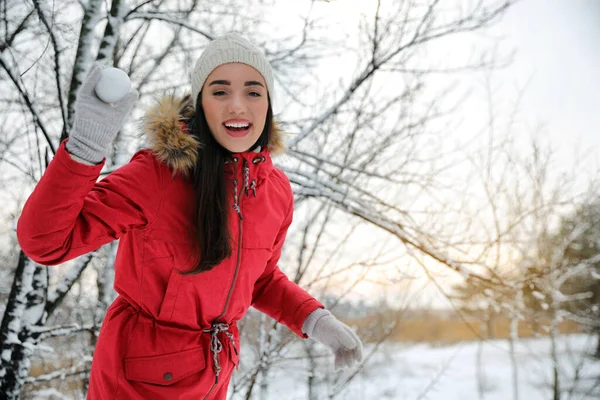 冬日的时候 年轻的女人把雪球抱在外面 案文的篇幅 — 图库照片