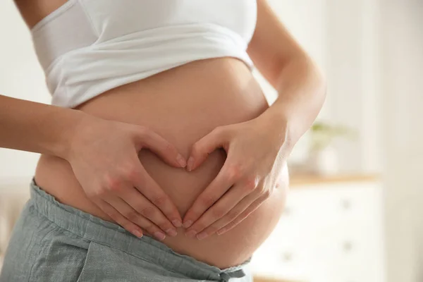 Mujer Embarazada Haciendo Corazón Con Las Manos Cerca Del Vientre — Foto de Stock