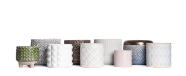 Beyaz arkaplanda farklı seramik saksılar