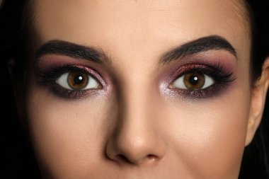 Akşam makyajlı genç bir kadın, yakın plan. Göz farı ürünü