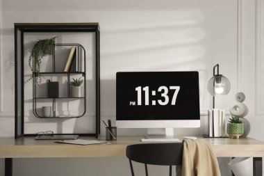 Modern bilgisayar ve dizüstü bilgisayar odasındaki ahşap masada. İç tasarım