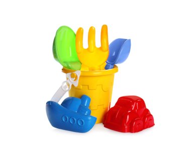 Beyazlara ayrılmış renkli plaj oyuncakları.