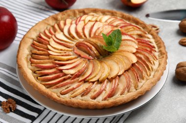 Gri masada naneli ev yapımı elmalı tart.