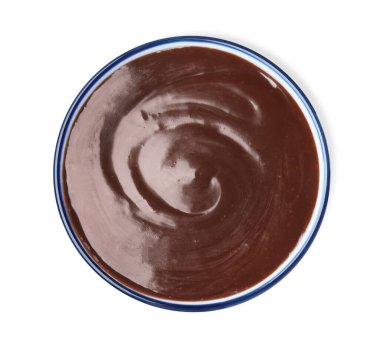 Beyaz arka planda kasede nefis çikolata kreması, üst manzara.