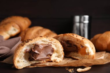 Tahta masada çikolatalı taze kruvasanlar, yakın plan. Metin için boşluk