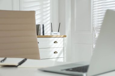 Modern wi-fi yönlendirici kapalı çekmecelerin göğüs kısmında