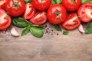 Tahta masada taze yeşil fesleğen yaprakları ile düz kompozisyon, metin için boşluk