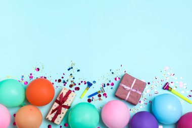 Açık mavi arkaplanda doğum günü dekoru olan düz konum, metin için boşluk