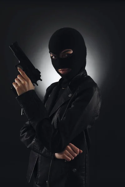 Mujer Con Pasamontañas Punto Con Pistola Sobre Fondo Negro — Foto de Stock