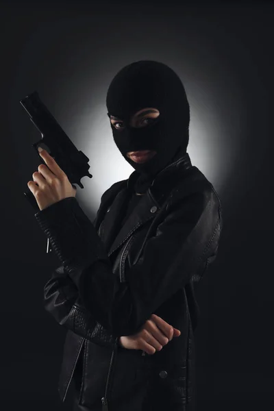 Kvinna Bär Stickad Balaclava Med Pistol Svart Bakgrund — Stockfoto