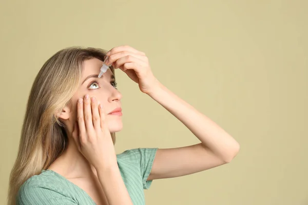 Junge Frau Mit Augentropfen Auf Blassem Olivenhintergrund — Stockfoto