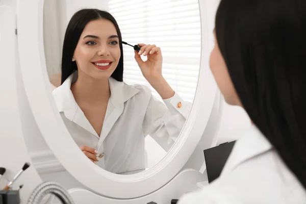 Vacker Kvinna Tillämpa Smink Nära Spegel Rummet — Stockfoto