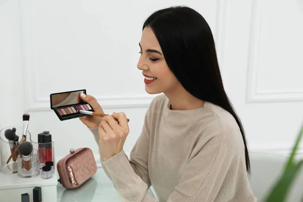 Beautiful Happy Woman Applying Makeup Room — Stock Photo, Image