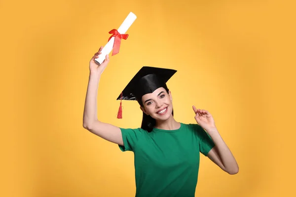 Šťastný Student Maturitní Klobouk Diplom Žlutém Pozadí — Stock fotografie