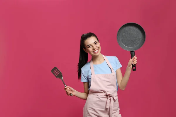 Dona Casa Com Frigideira Espátula Fundo Rosa Espaço Para Texto — Fotografia de Stock