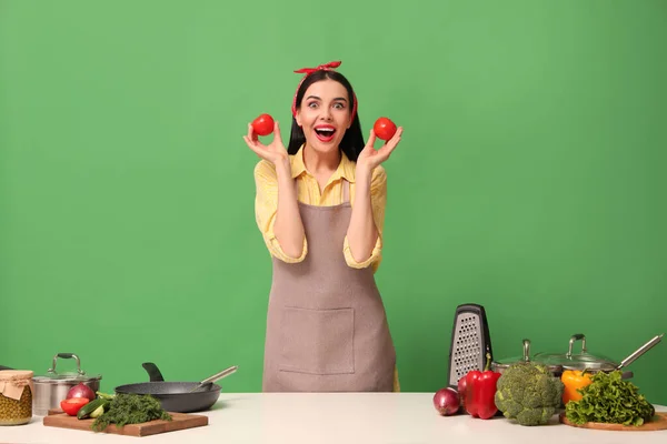 Молодая Домохозяйка Овощами Различной Посудой Зеленом Фоне — стоковое фото