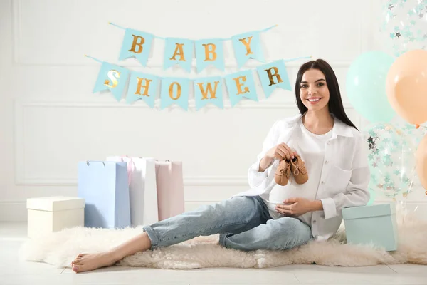 Szczęśliwa Ciężarna Kobieta Małymi Bucikami Pokoju Urządzone Dla Baby Shower — Zdjęcie stockowe