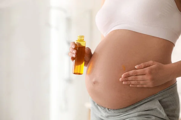 Jovem Mulher Grávida Com Produto Cosmético Banheiro Close Espaço Para — Fotografia de Stock