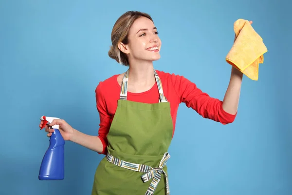 Jovem Dona Casa Com Detergente Pano Fundo Azul Claro — Fotografia de Stock