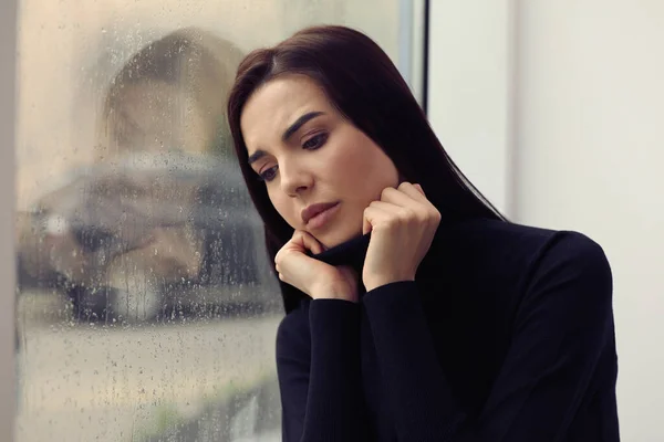 Mulher Deprimida Perto Janela Dia Chuvoso — Fotografia de Stock