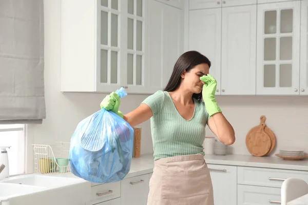 Mujer Sosteniendo Bolsa Basura Llena Casa — Foto de Stock