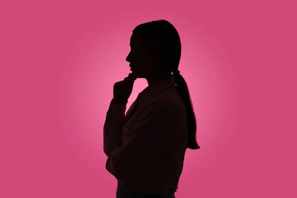 Silhouette Einer Anonymen Frau Auf Rosa Hintergrund — Stockfoto