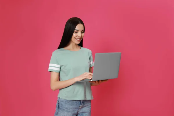 Fiatal Modern Laptop Rózsaszín Háttér — Stock Fotó