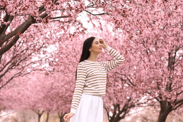 나무가 오르는 공원에 아가씨 — 스톡 사진