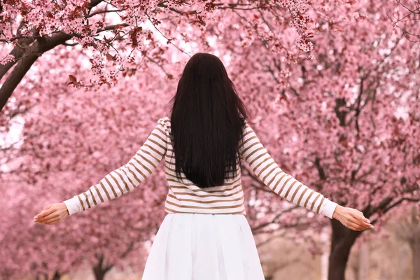 Ung Kvinna Parken Med Blommande Träd Vårblick — Stockfoto