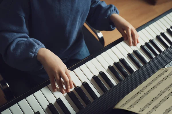 Niño Tocando Piano Arriba Vista Clase Música —  Fotos de Stock