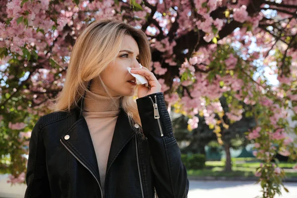 Mujer Que Sufre Alergia Polen Estacional Cerca Del Árbol Flor —  Fotos de Stock