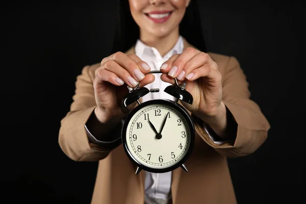 Mulher Negócios Segurando Despertador Fundo Preto Close Gestão Tempo — Fotografia de Stock