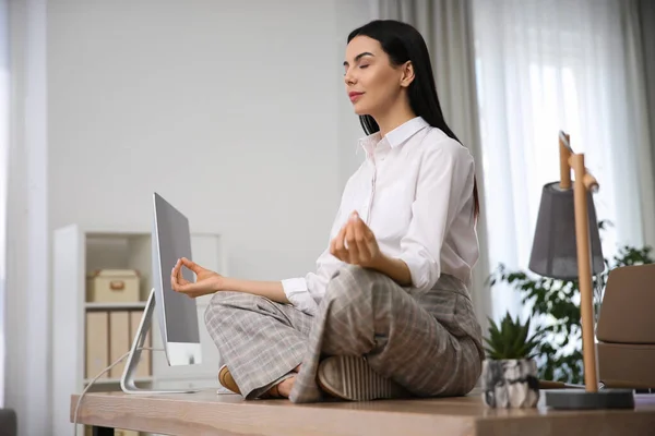 Jeune Femme Méditant Sur Lieu Travail Exercice Soulagement Stress — Photo