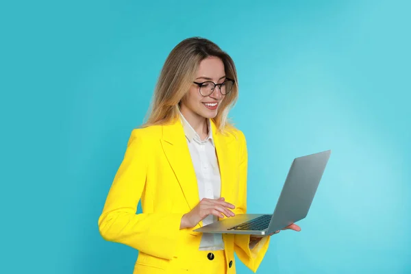 Jeune Femme Avec Ordinateur Portable Moderne Sur Fond Bleu Clair — Photo