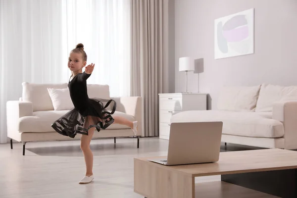 Linda Niña Tomando Clases Baile Línea Casa —  Fotos de Stock