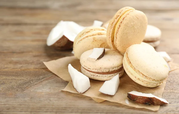 Deliciosos Macarons Pedaços Coco Mesa Madeira Espaço Para Texto — Fotografia de Stock