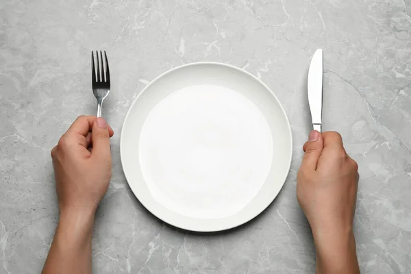 Bovenaanzicht Van Mens Met Bestek Leeg Bord Aan Lichtgrijze Tafel — Stockfoto