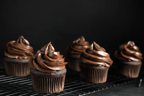 Chladící Stojan Lahodnými Čokoládovými Cupcakes Černém Stole Tmavém Pozadí Mezera — Stock fotografie