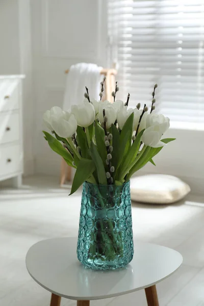 Buket Indah Cabang Willow Dan Tulip Dalam Vas Atas Meja — Stok Foto