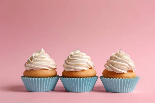 Heerlijke Cupcakes Versierd Met Crème Roze Achtergrond — Stockfoto