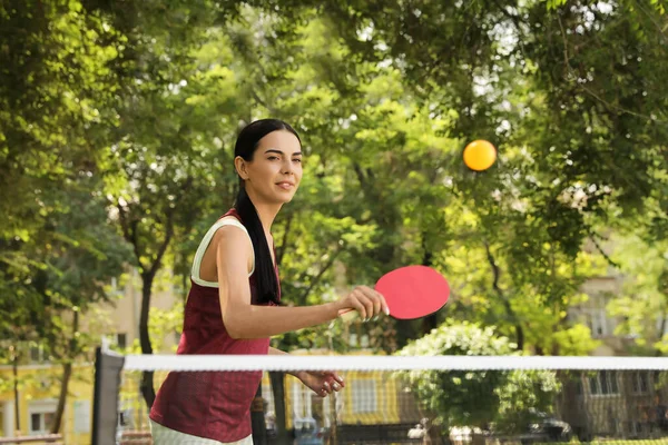 若いです女性Ping Pongで公園 — ストック写真