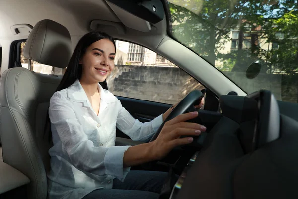 Mujer Joven Usando Sistema Navegación Mientras Conduce Coche — Foto de Stock