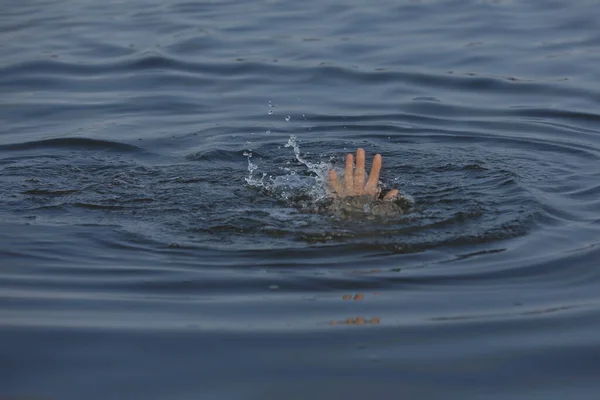 Kobieta Tonąca Sięgająca Pomoc Morzu Zbliżenie — Zdjęcie stockowe