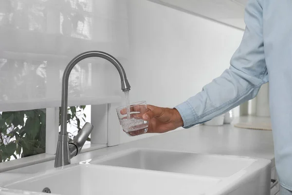 Hombre Llenando Vaso Con Agua Del Grifo Cocina Primer Plano —  Fotos de Stock