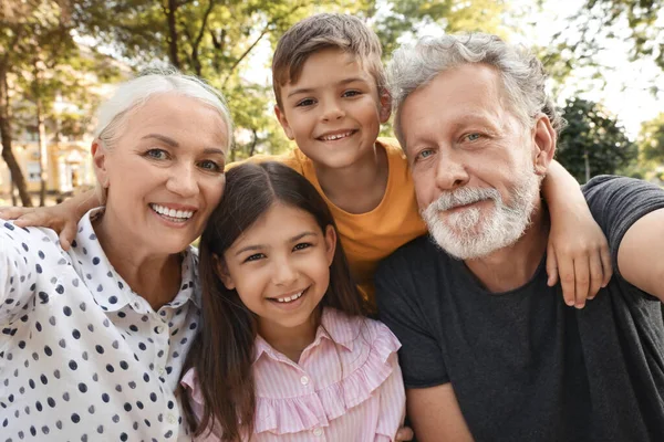 Glückliche Großeltern Mit Kleinen Kindern Machen Selfie Park — Stockfoto